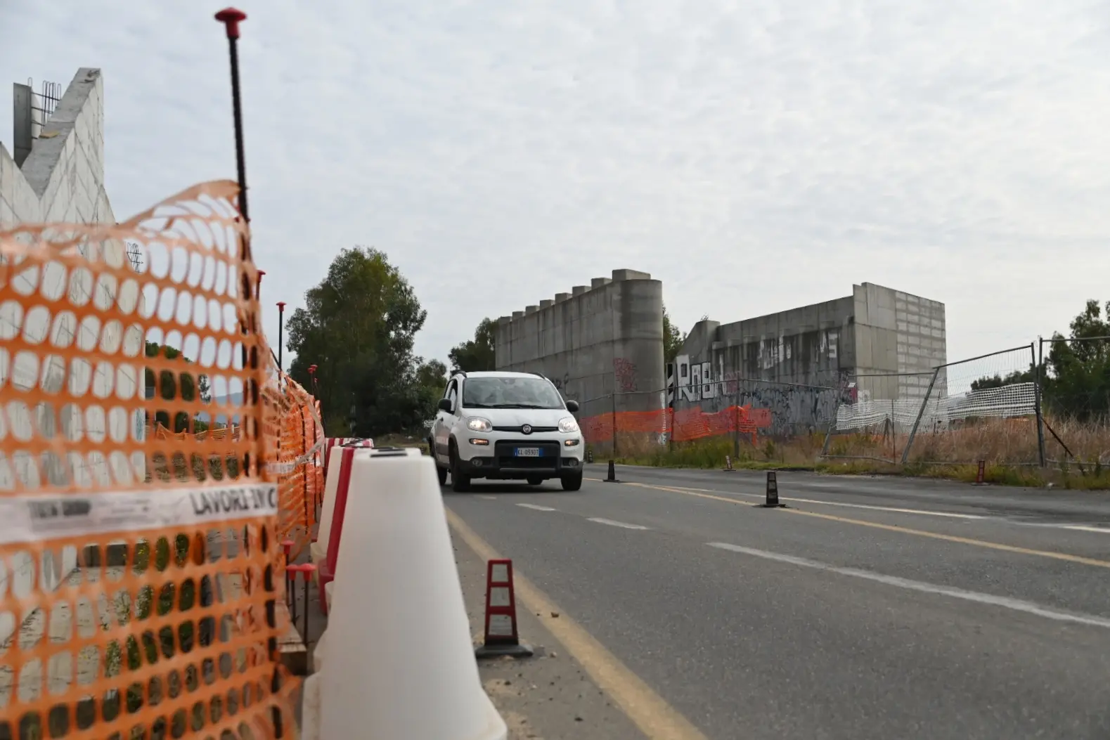 Il cantiere per il cavalcaferrovia sulla Statale 388 (Foto Chergia)