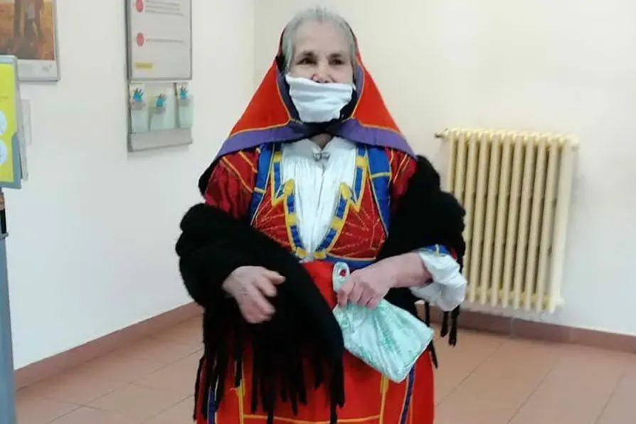 Una donna col costume di Desulo e la mascherina anti virus (L'Unione Sarda)