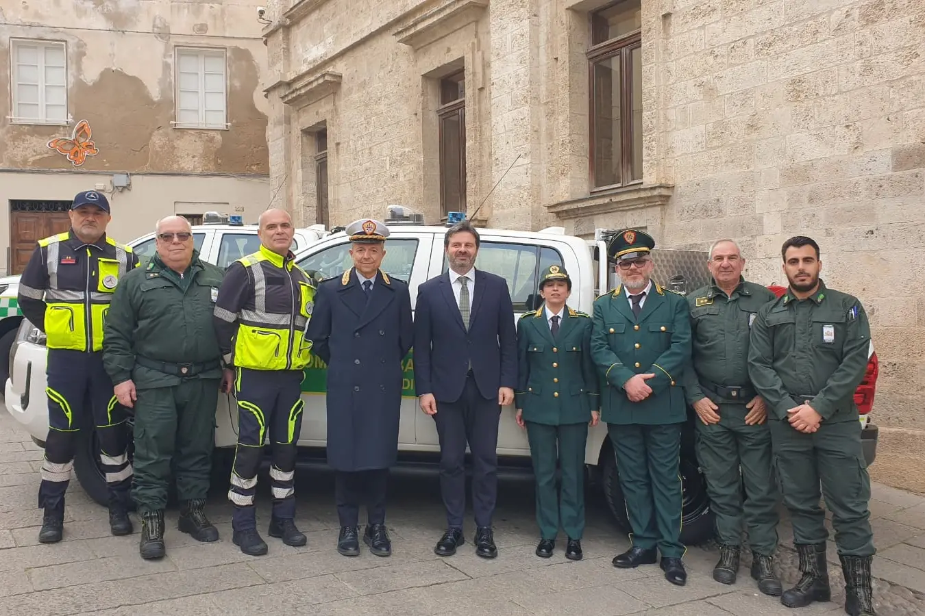 La consegna dei mezzi (foto Floris)