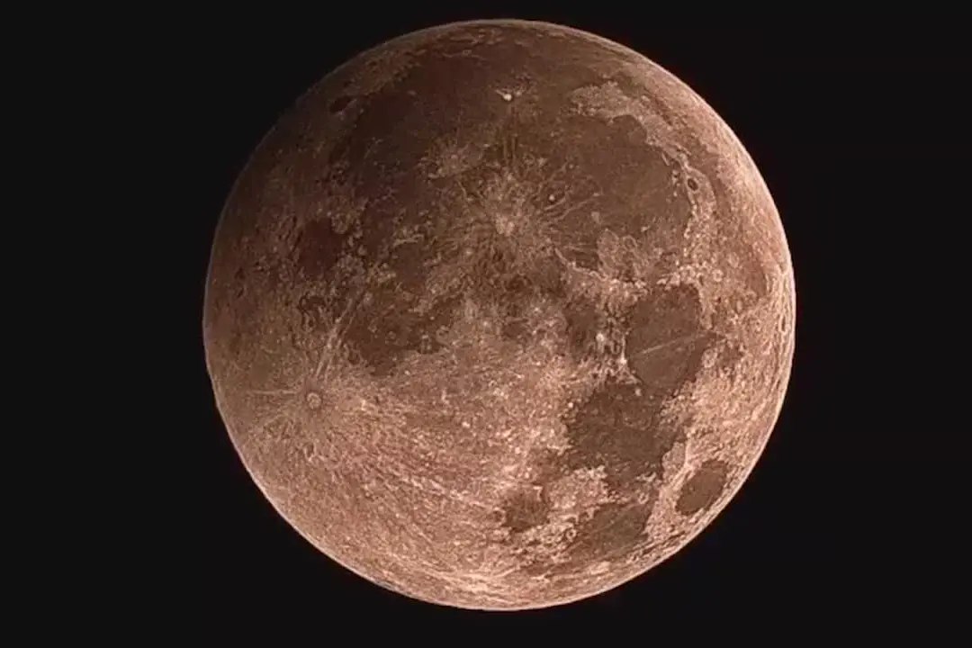 La Luna sparisce nell'ombra: l'eclissi parziale all'alba