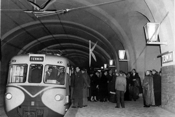 Era il 9 febbraio 1955 quando a Roma veniva inaugurata la prima linea metropolitana d'Italia. I lavori partirono negli anni Trenta per collegare la stazione Termini con il nuovo quartiere dell'Eur, realizzato per l'Esposizione Universale del 1942, che non si tenne mai per via dell'entrata in guerra dell'Italia. Al taglio del nastro parteciparono il presidente della Repubblica Luigi Einaudi e il cardinale vicario di Roma Clemente Micara. Oggi è l'attuale linea B, cui furono affiancate la A nel 1980 e la C nel 2015. Per la prima metro di Milano, la rossa, bisognerà aspettare il 1964. (Unioneonline/D)