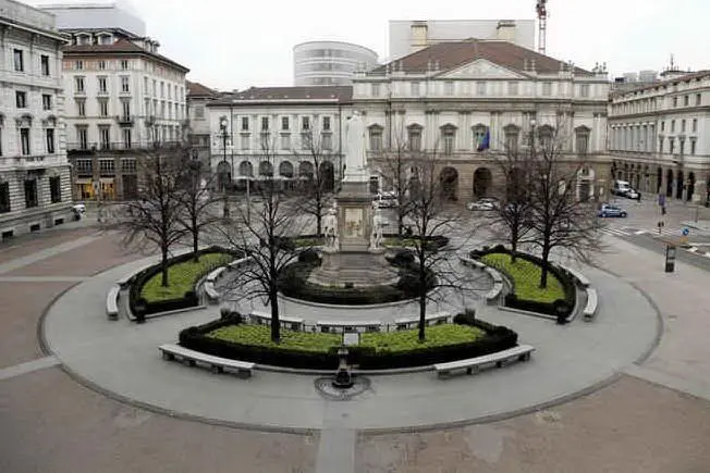 Piazza della Scala a Milano (Ansa)
