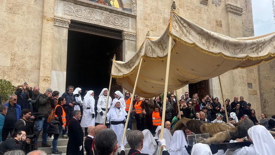 Da Villanova a Castello fede, preghiere e canti per il Cristo Crocifisso