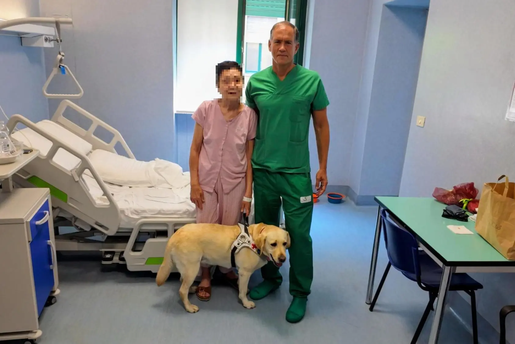 Il professor Michele Reibaldi con la paziente e la sua adorata cagnolina