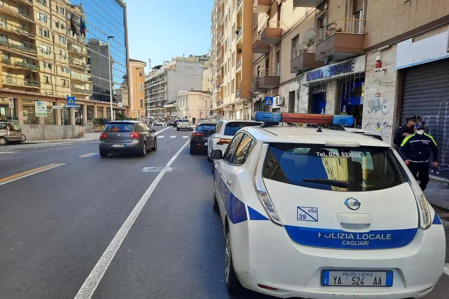 I vigili durante gli accertamenti (Foto L'Unione Sarda)