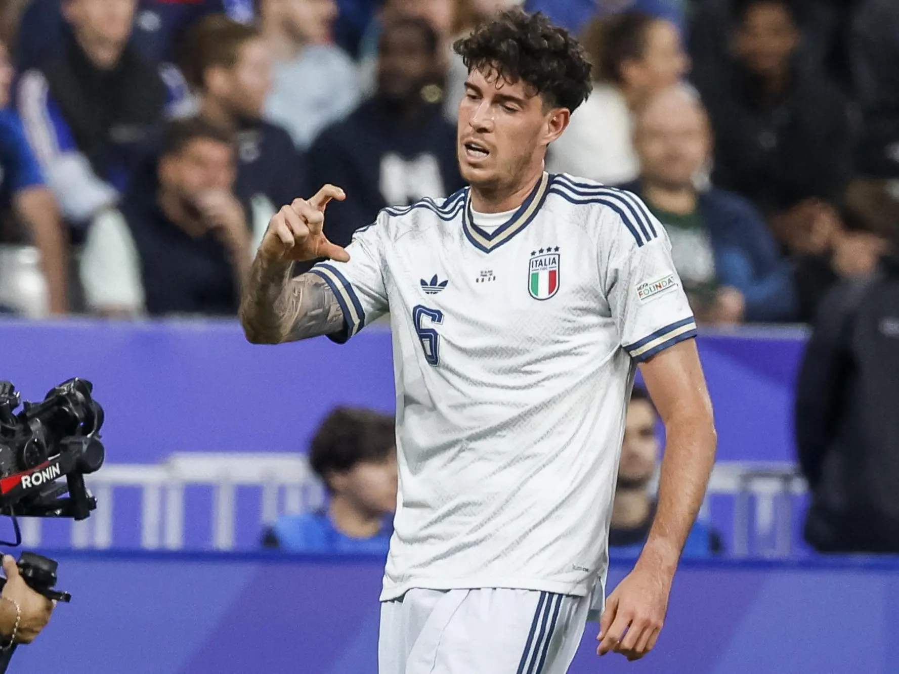 epa13277802 Alessandro Bastoni of Italy celebrates scoring the 1-1 goal during the UEFA Nations League match between France and Italy in Saint-Denis, France, 02 October 2026. EPA/MOHAMMED BADRA