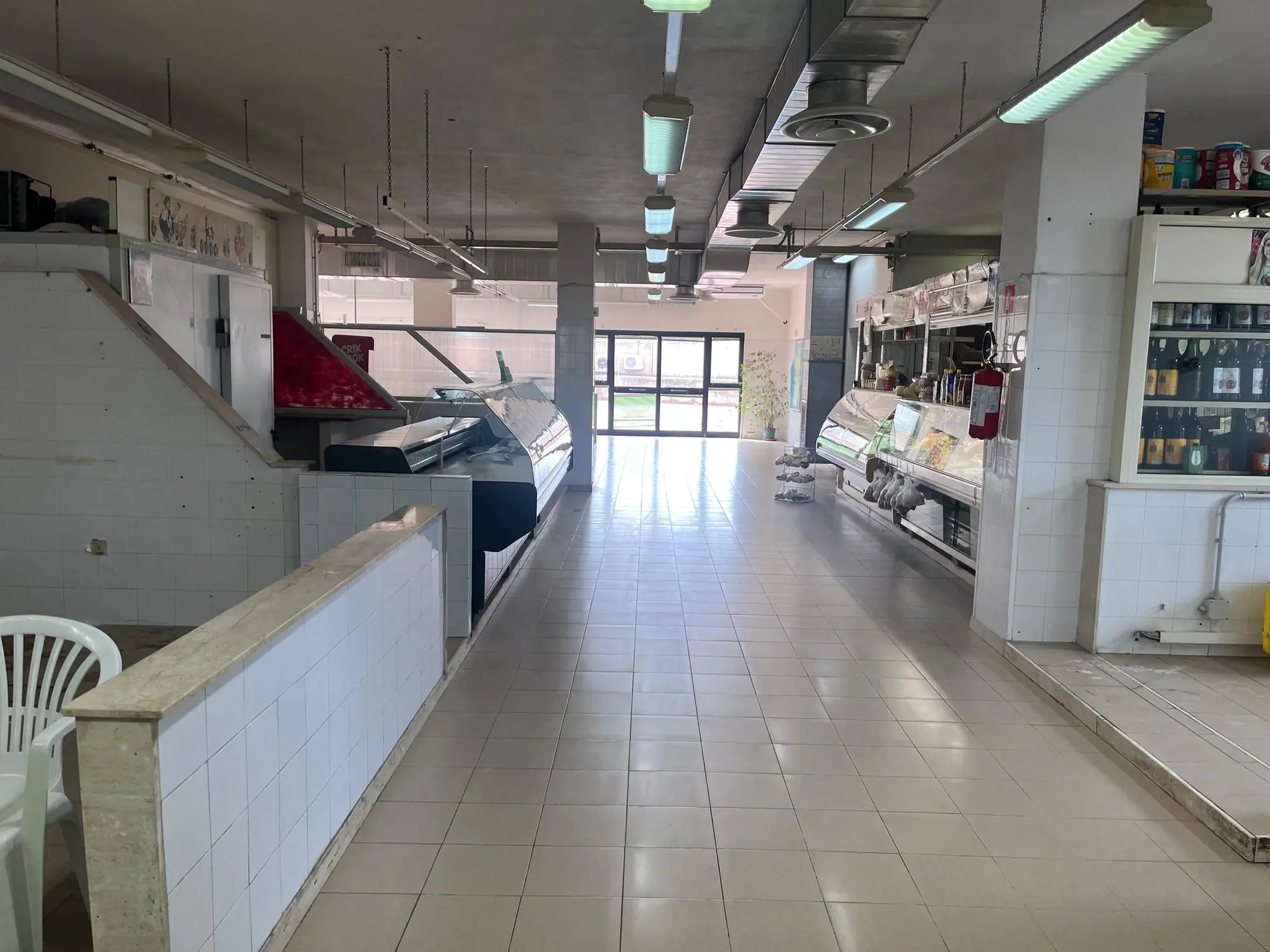 I corridoi vuoti del Mercato civico di Sant'Elia