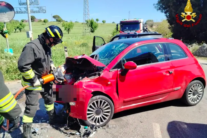 L'auto sulla quale viaggiava la ragazza (Foto: Vigili del fuoco)