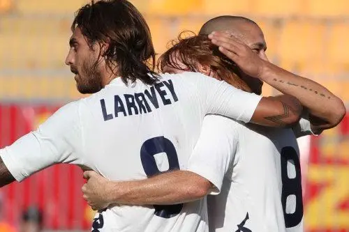 Larrivey e Nainggolan festeggiano Biondini dopo il gol