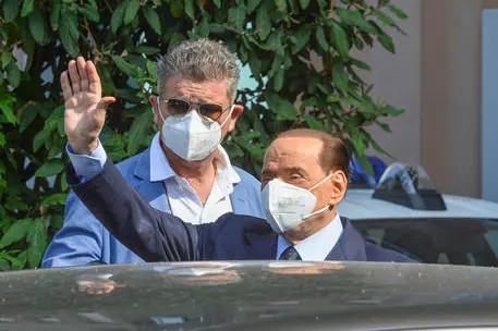 Silvio Berlusconi all'uscita del San Raffaele in uno scatto del settembre scorso (foto Ansa)