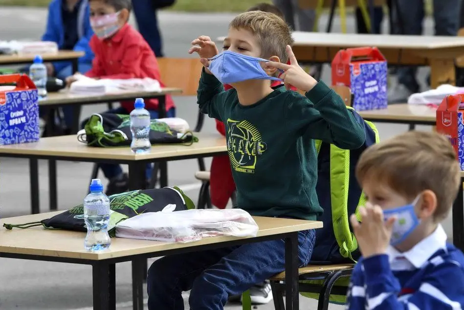 Bimbi a scuola ai tempi del Covid (foto Ansa/Epa)