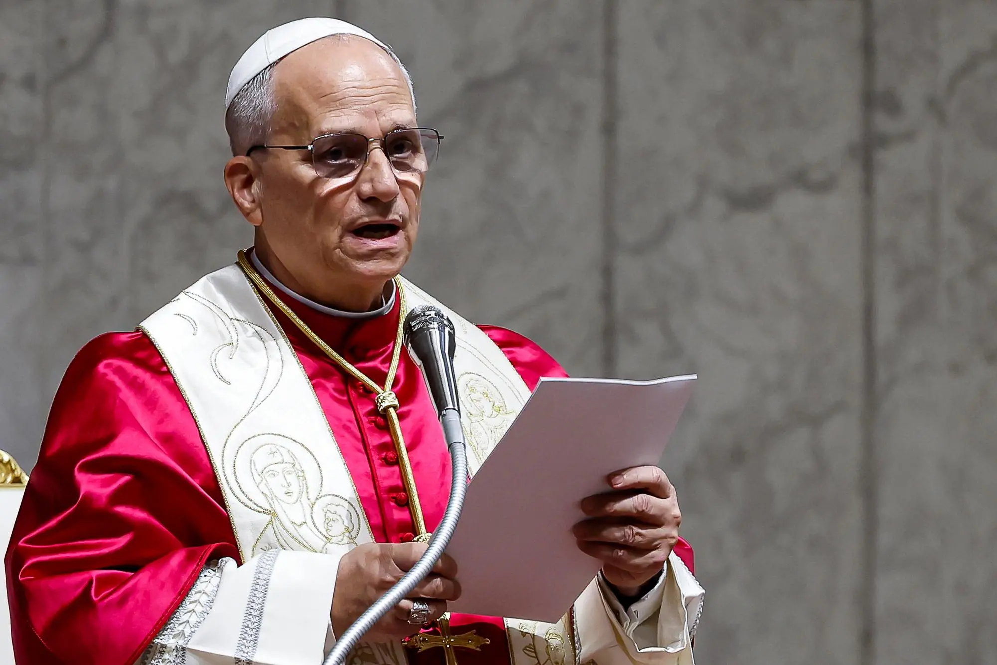 Papa Leone durante la veglia di preghiera per la pace (foto Ansa)