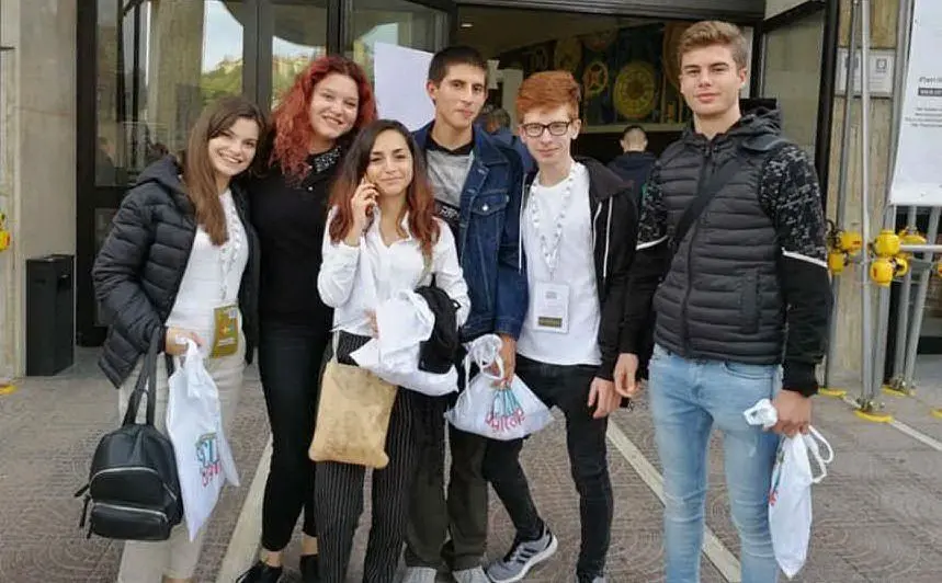 La delegazione di studenti che ha partecipato all'hackathon (foto istituto Buccari-Marconi)