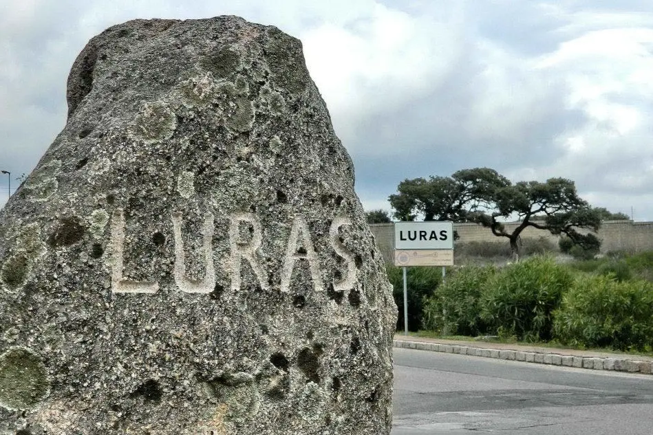 Luras, l'ingresso in paese