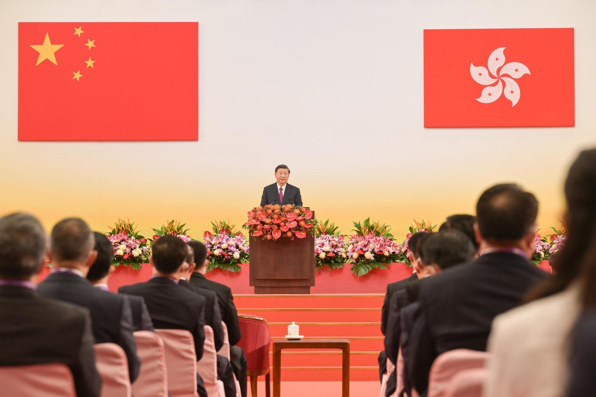 Xi Jinping torna a Hong Kong per i 25 anni del ritorno della città alla Cina: “Un Paese, due sistemi ha forte vitalità”