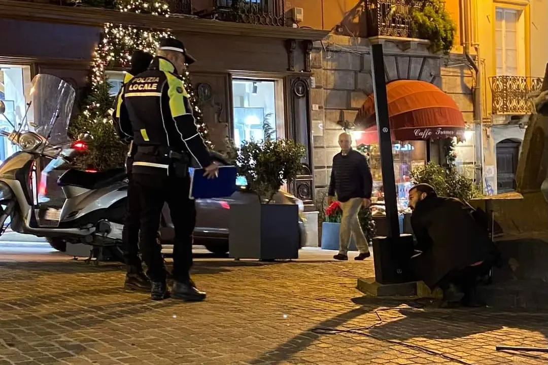 L'intervento della polizia Municipale in piazza Martiri (L'Unione Sarda)