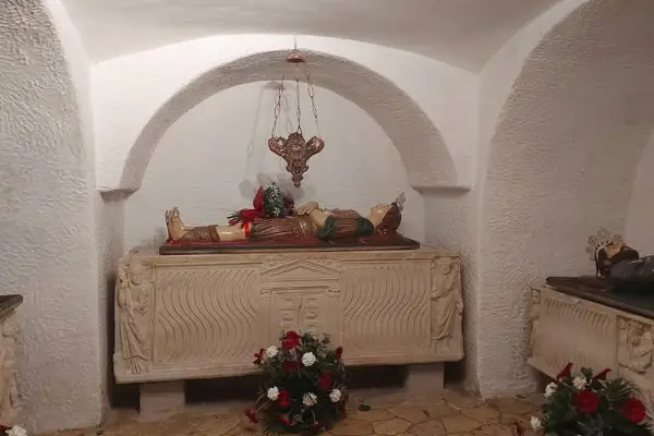 I simulacri nella cripta della basilica San Gavino (foto Pala)