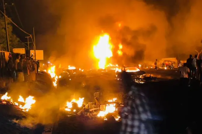 Le fiamme (foto Twitter)
