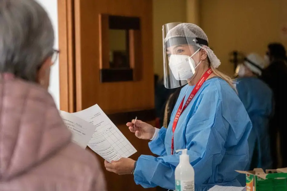 Un'operatrice dell'hub di Cagliari per le vaccinazioni anti-Covid (Foto Palazzo Chigi, ufficio stampa)