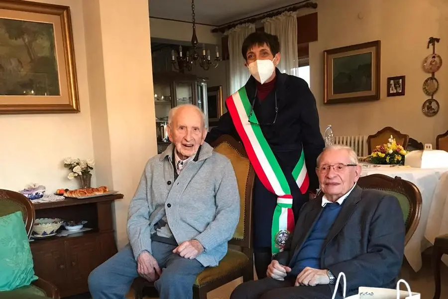 A sinistra Salvatore Dedola, a destra suo fratello Peppino, 92 anni, al centro il vice sindaco di Thiesi Bastiana Leoni (foto concessa dalla famiglia)