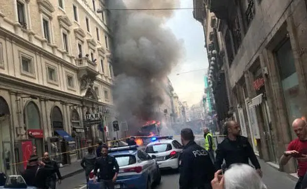 Tanta preoccupazione fra i passanti (foto da Twitter di Roberto Arditti)