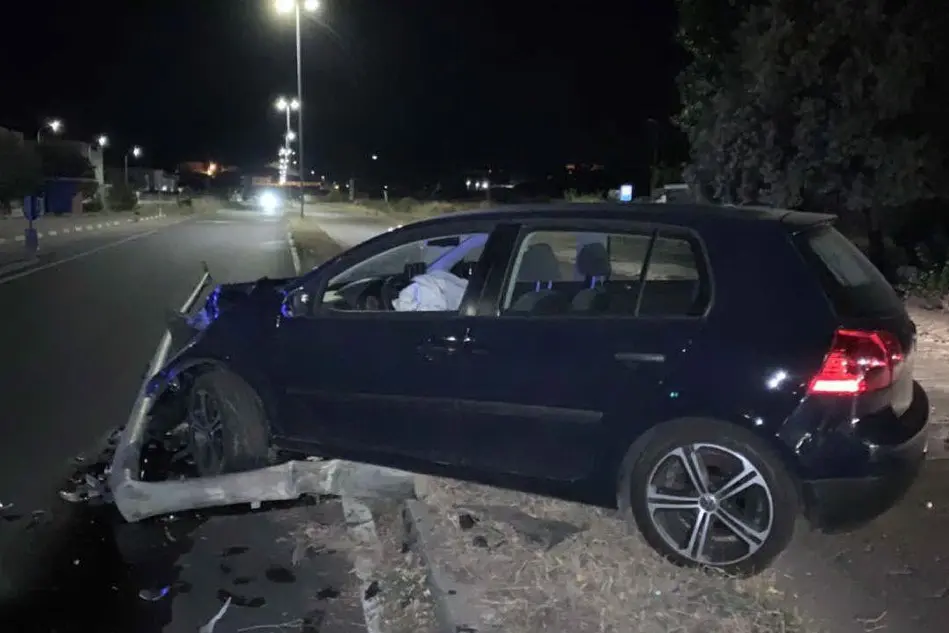L'auto contro il palo della luce (foto L'Unione Sarda - Pintori)