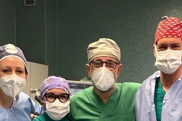 L'equipe medica  (foto Ansa)