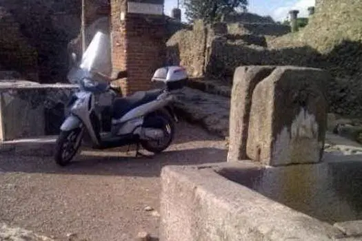 Lo scooter parcheggiato nel sito di Pompei