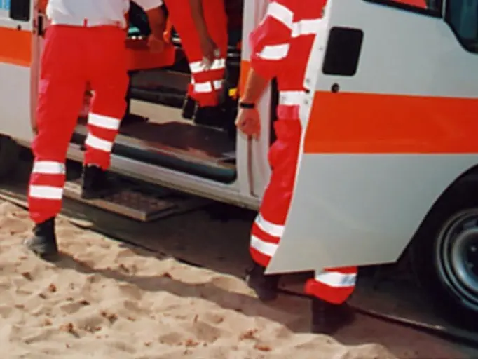 Un'ambulanza in spiaggia