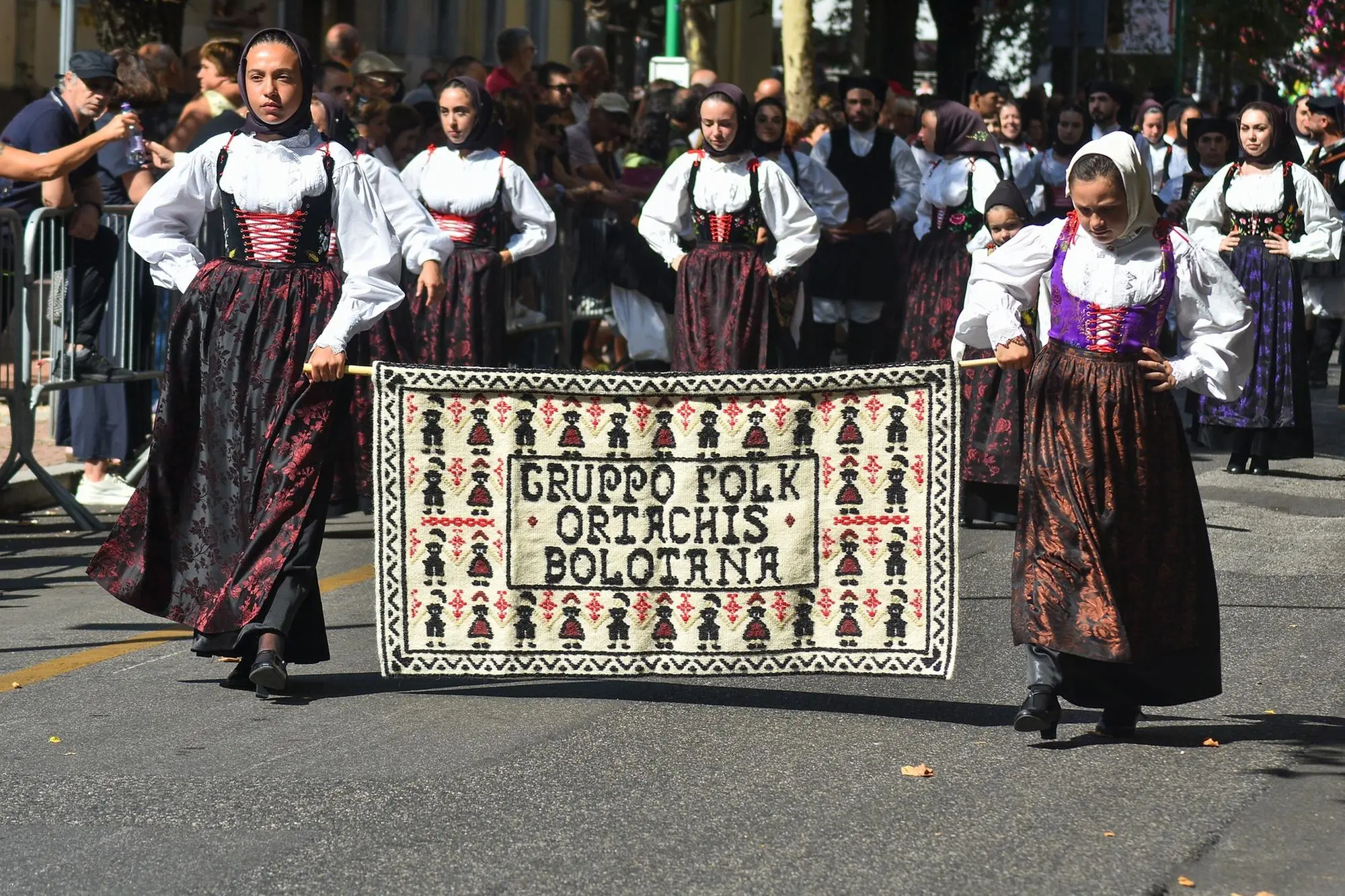 Bolotana, una sfilata del gruppo folk Ortachis (foto Locci)