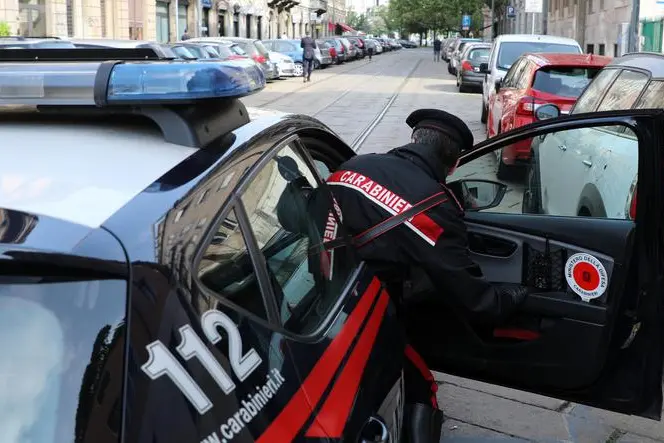 Una pattuglia dei Carabinieri davanti al civico di via Franchino Gaffurio a Milano dove questa notte una ragazza è stata accoltellata. Milano 27 Aprile 2018 ANSA / MATTEO BAZZI