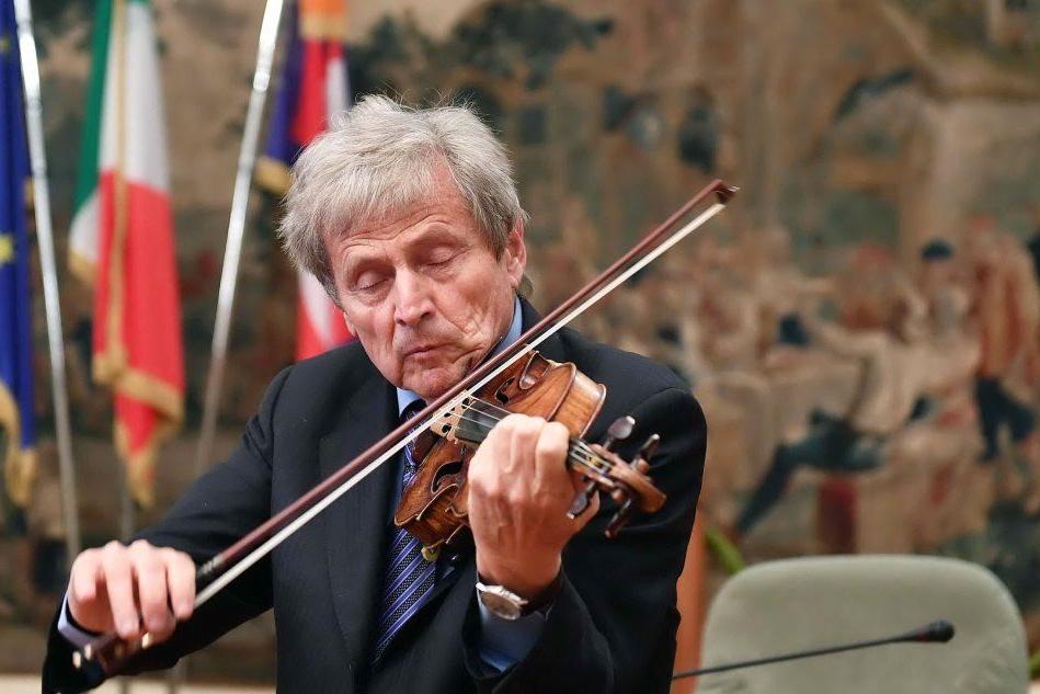 Uto Ughi, dopo vent'anni a Cagliari il violinista che tutto il mondo ci invidia