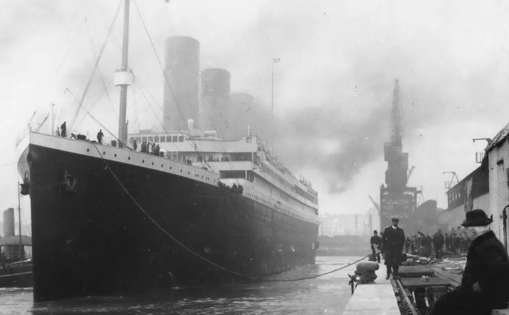L'imponente nave attraccata al molo di Southampton