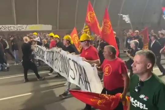 Ex Ilva, a Genova operai in corteo: presenti anche Salis e Bucci