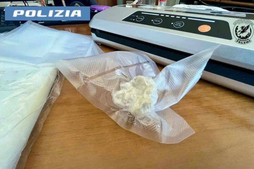 La cocaina ritrovata in casa di un pensionato a Selargius (foto polizia di Cagliari)
