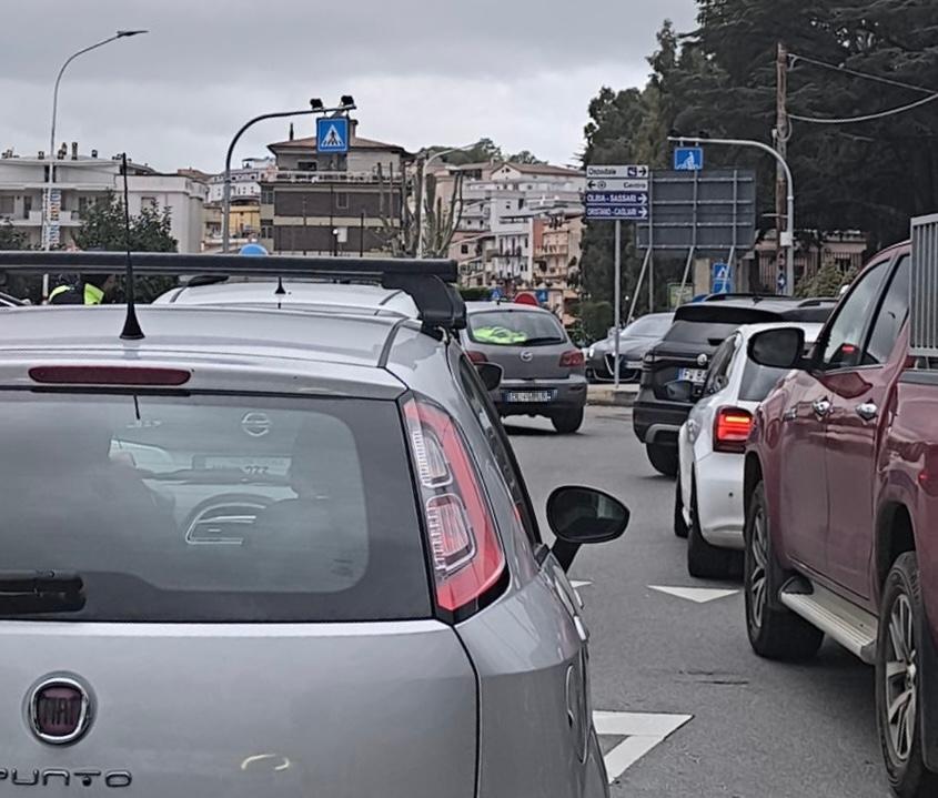 Tamponamento a Nuoro: un ferito lieve e traffico in tilt in viale Repubblica