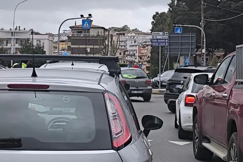 Le auto in colonna alla rotatoria del Quadrivio a Nuoro