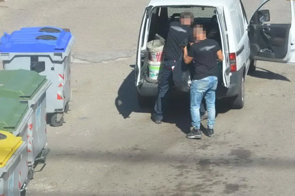 L'abbandono dei rifiuti (foto polizia locale di Sassari)