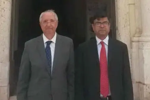 Salvatore Floris, a sinistra, col l'ex ambasciatore bengalese a Roma Shahadat Hossain (Foto P.Paolini)