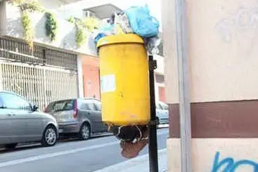 Cestino dei rifiuti danneggiato dai vandali