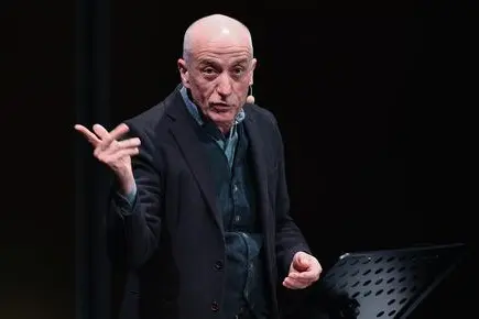 Peppe Servillo legge il "Il barone rampante" di Italo Calvino per il ciclo "Italo Calvino, tutto in un punto", sulle letture di grandi autori legati a Torino organizzato da Intesa Sanpaolo, presso l'auditorium Grattacielo Intesa Sanpaolo, Torino, 13 marzo 2019. ANSA/ALESSANDRO DI MARCO