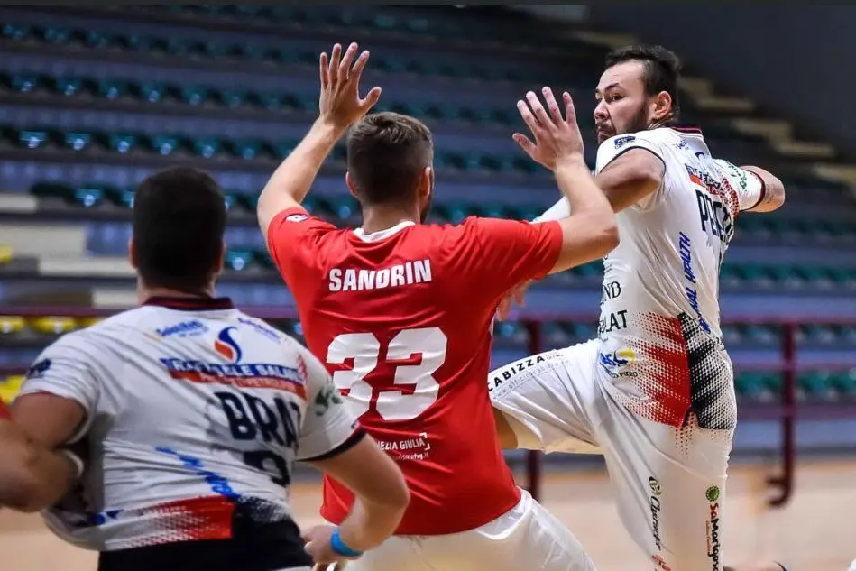 Raimond e Trieste in campo al PalaSantoru (foto Claudio Atzori)