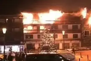 L'incendio (screenshot da un video Twitter)