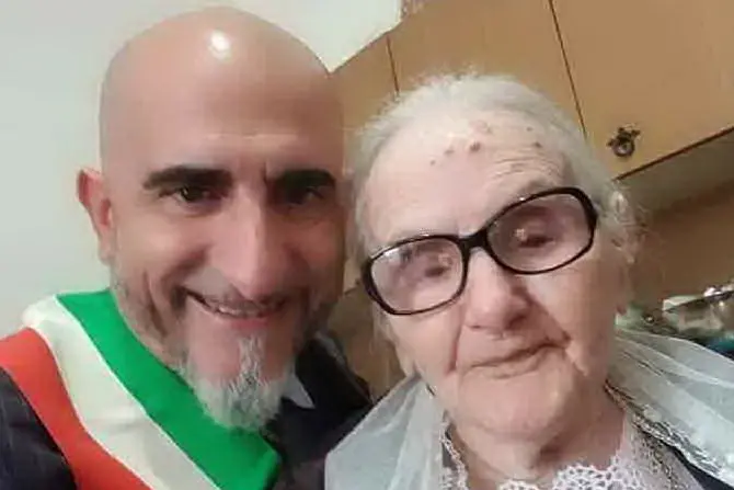 Marco Melis, 50 anni, sindaco di Arzana, e Maria Pirarba (102) (foto Secci)