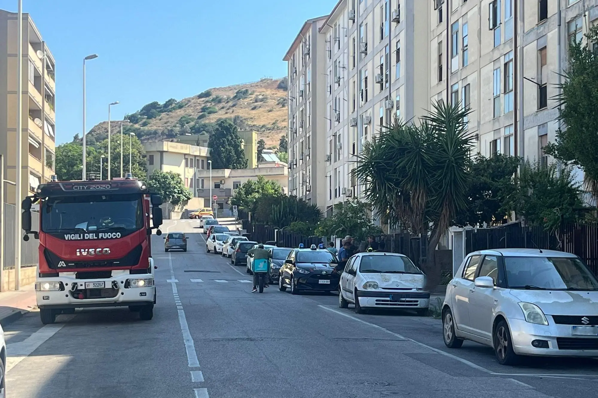 I vigili del fuoco in via Monte Acuto