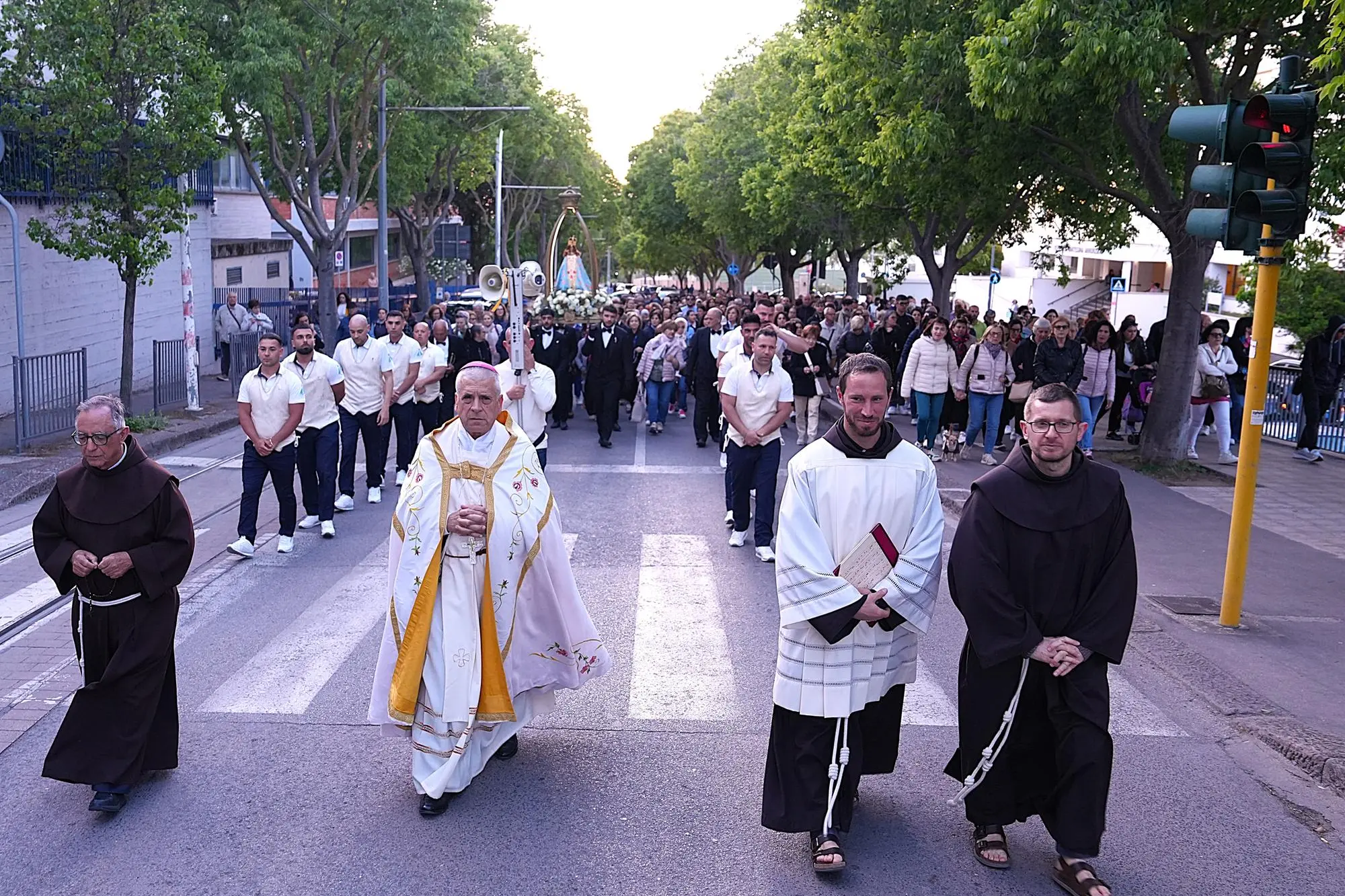Processione dei Massai guidata da monsignor Soddu