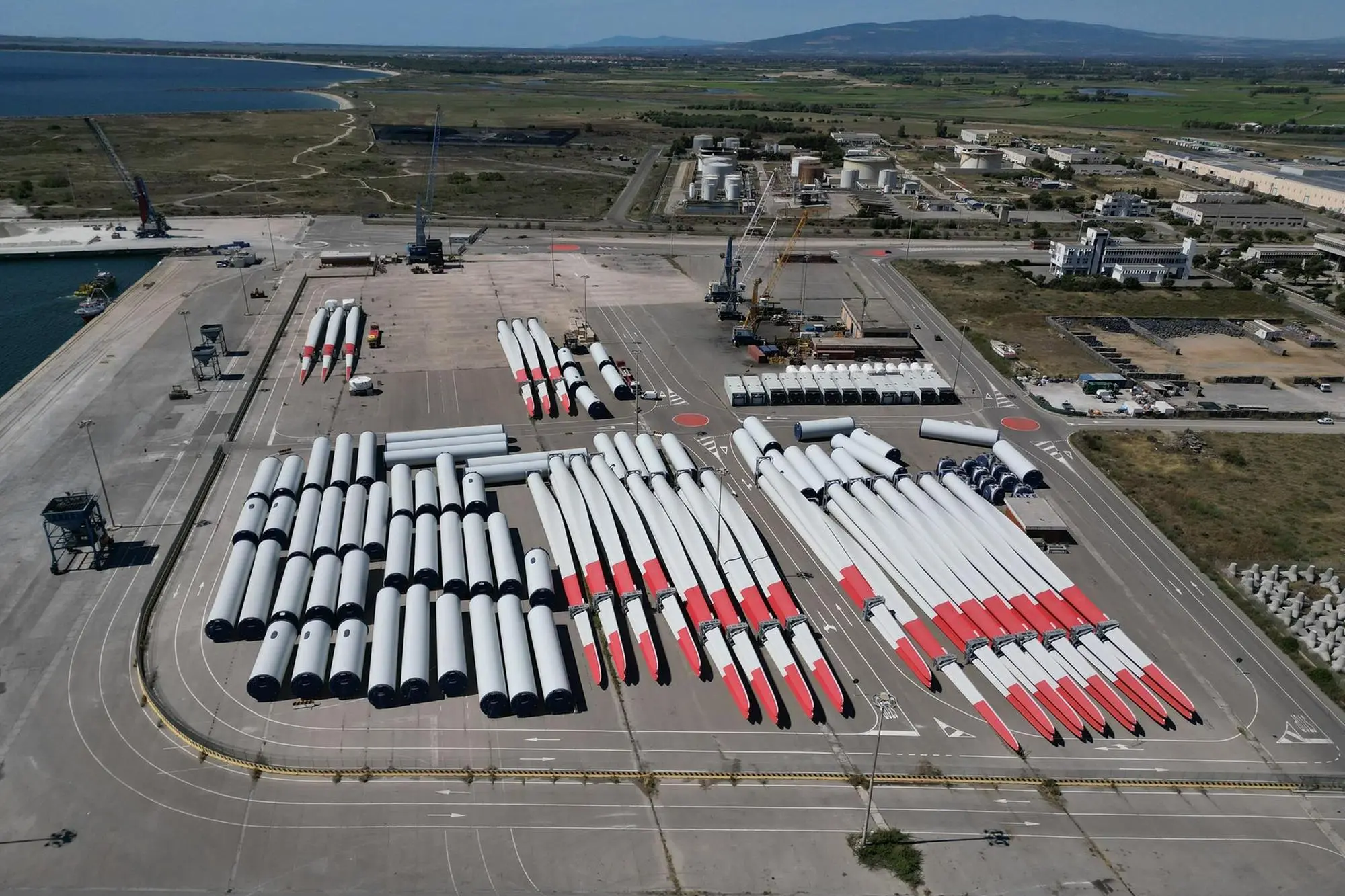 Componenti per le turbine eoliche nel porto industriale di Santa Giusta-Oristano (foto d’archivio)