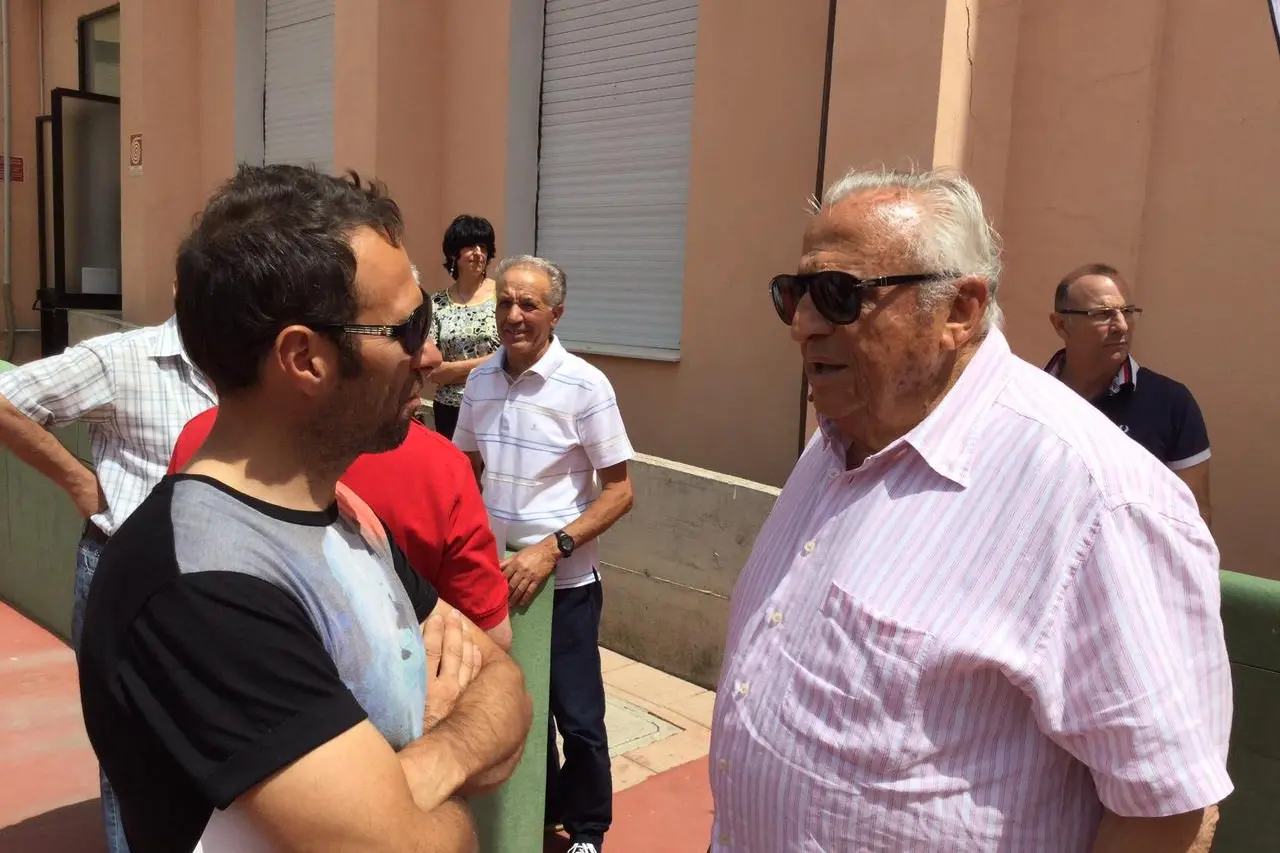 Ercole Baldini (a destra) con Gilberto Simoni a Terralba nel 2015 (Archivio)
