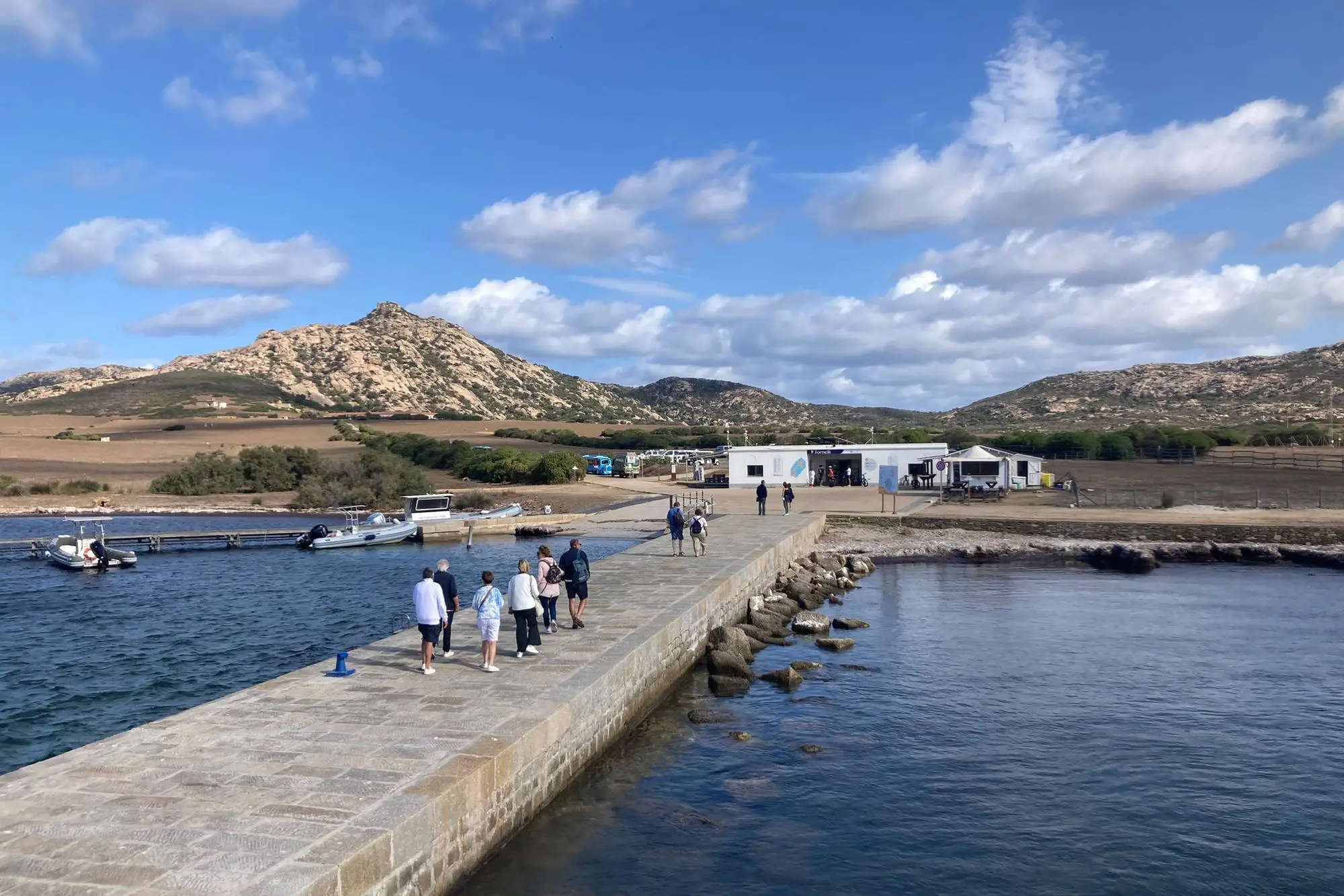 Sbarco di visitatori all'Asinara (foto Pala)