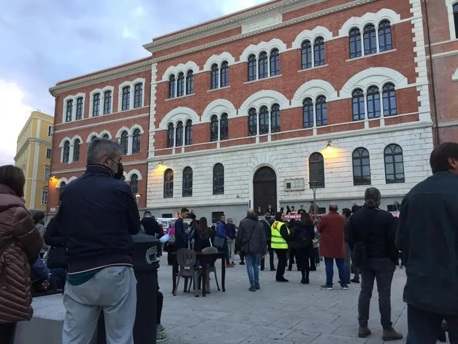 I No Green Pass in piazza Garibaldi (Foto L'Unione Sarda - Almiento)